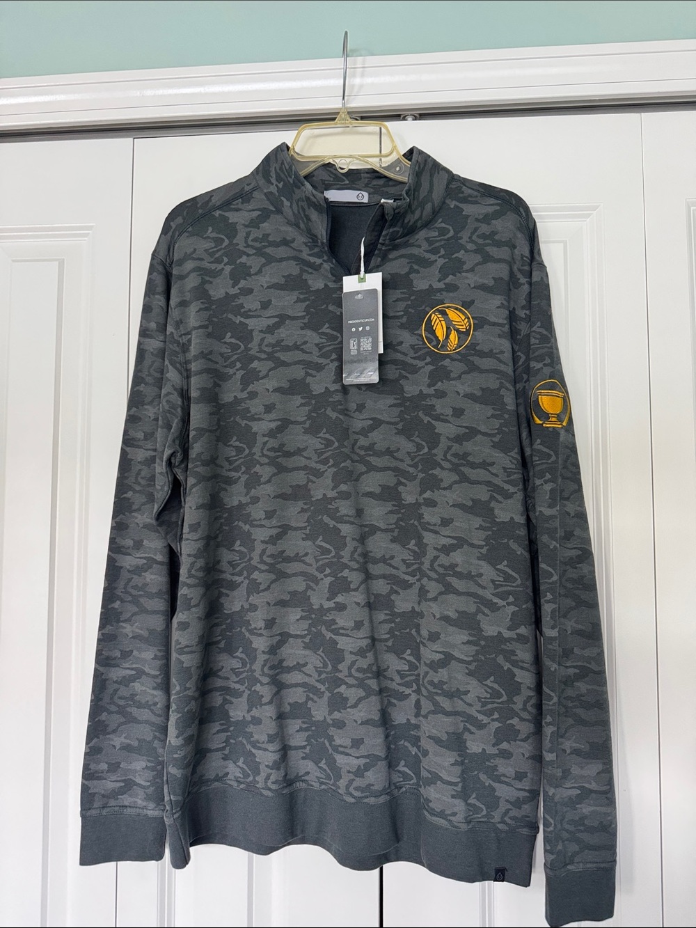 NWT Tasc grey camo print quarter zip pullover, men’s size Large. Custom fabric.